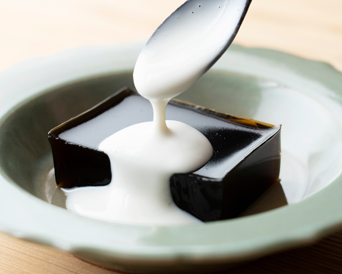 黒みつ寒天　ココナッツソース