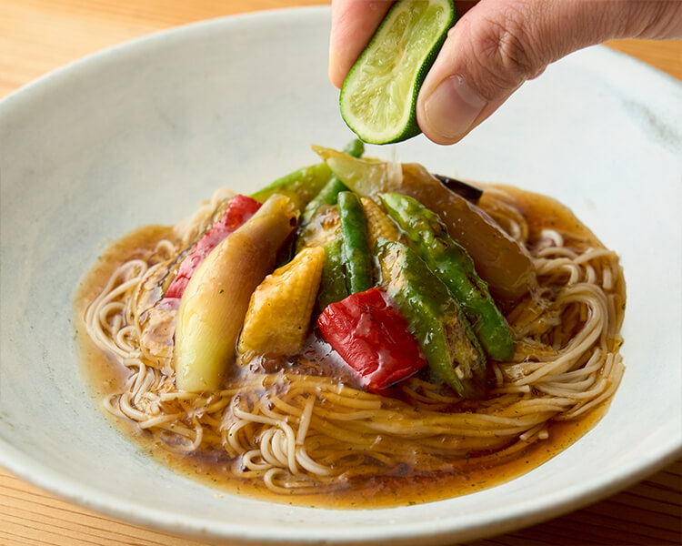 蓮根素麺　夏野菜の酢橘ジュレかけ
